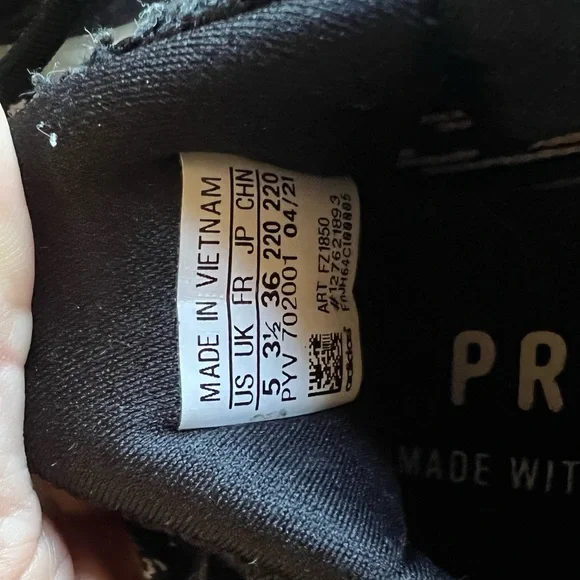 Adidas Ultraboost, Size 5 - Picture 3 of 4